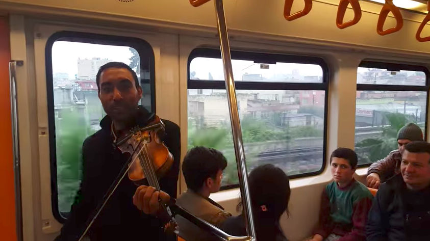 Adana Metrosu, músico en vagón
