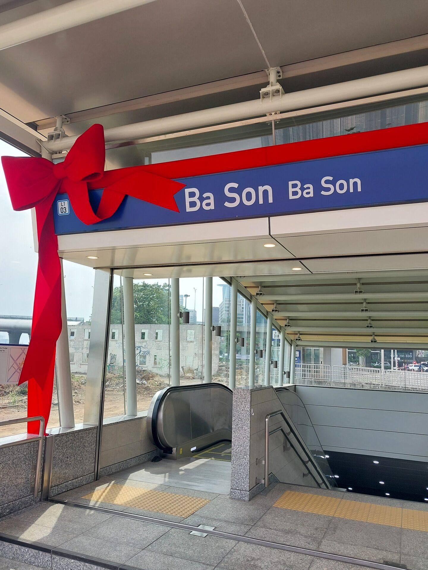 Ingresso della stazione Ba Son con segnaletica