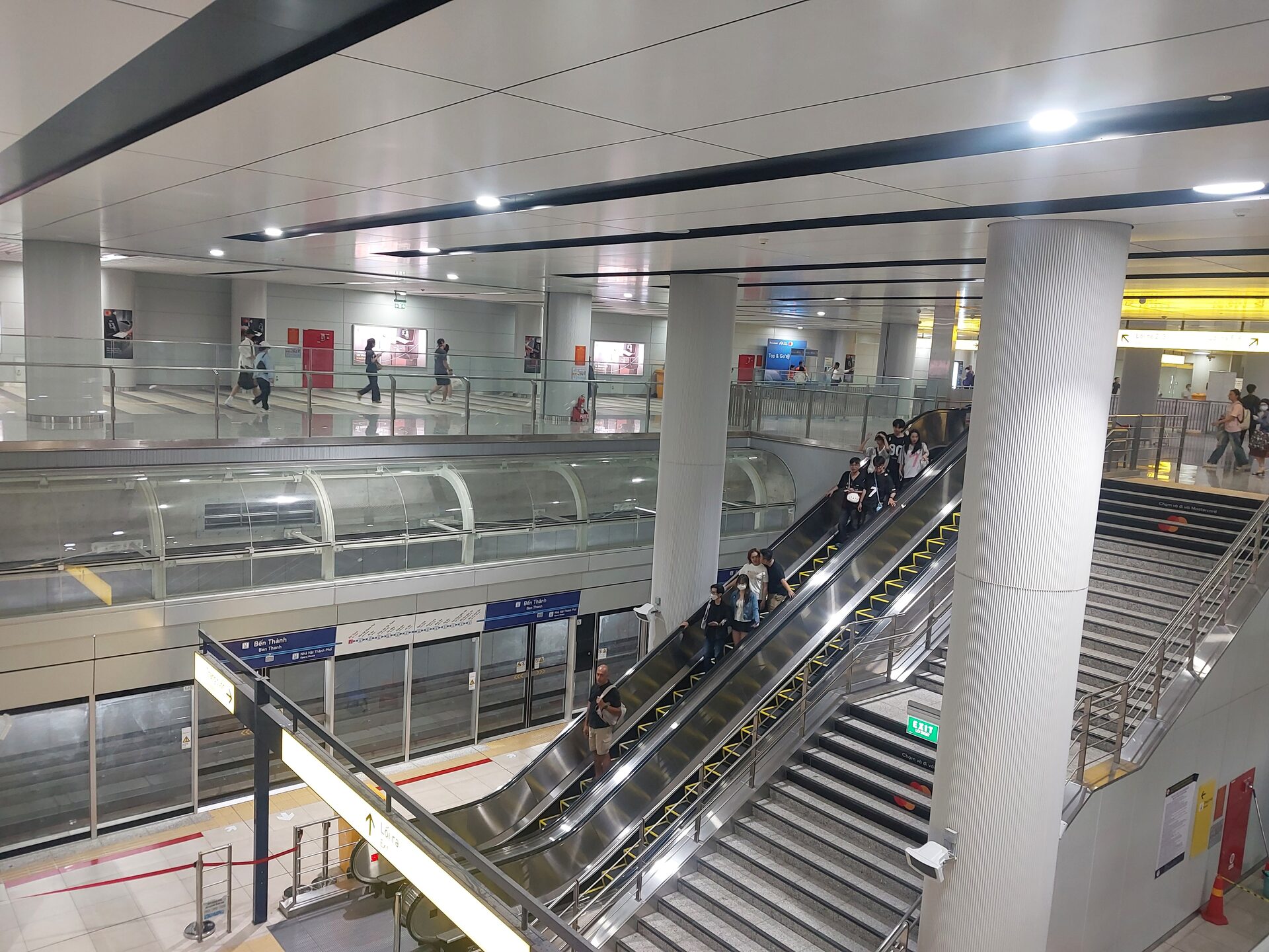 Interno della stazione Bến Thành con segnaletica e scale
