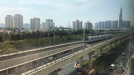 Treno della Linea 1 su viadotto a Thảo Điền