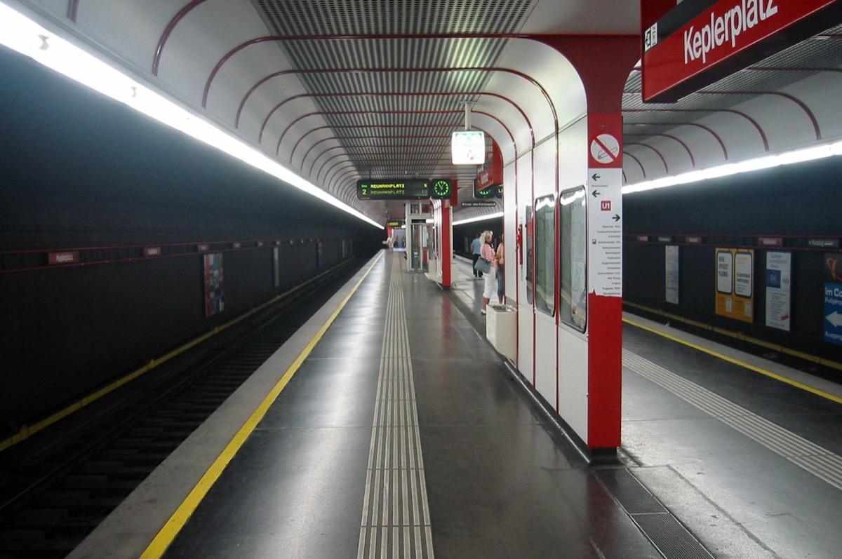 Wien U-Bahn-Station Keplerplatz Bahnsteig